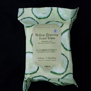 ⭐️5 For $25 Makeup Removing Facial Wipes with Cucumber Extract NEW